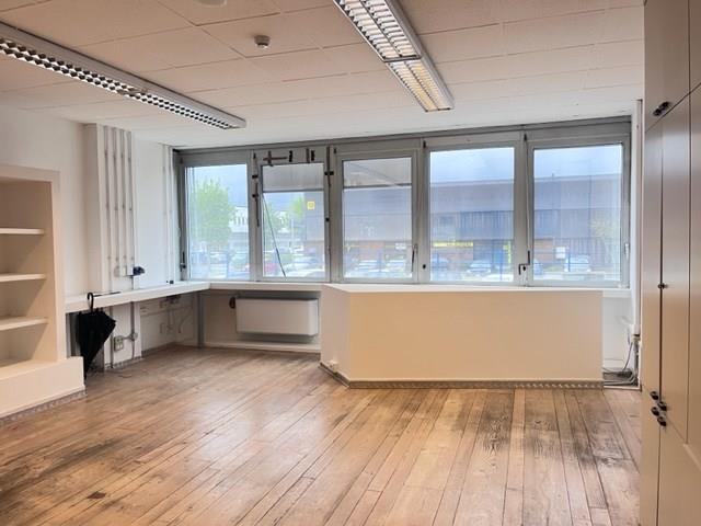 Funo Centergross (BO) - Vendesi ufficio a reddito di 50 mq + magazzino di 90 mq