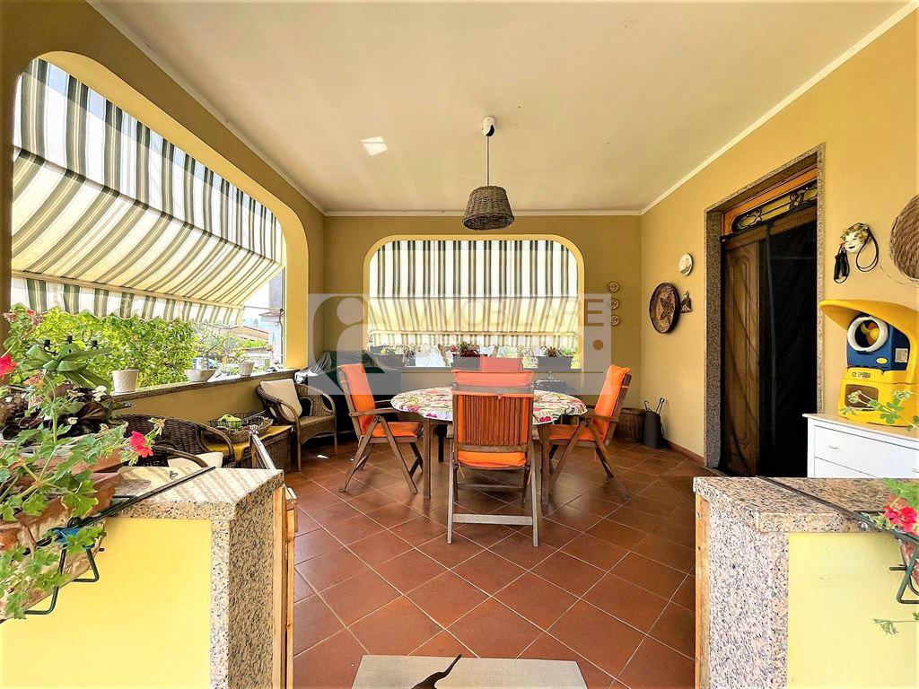 Semindipendente con giardino.