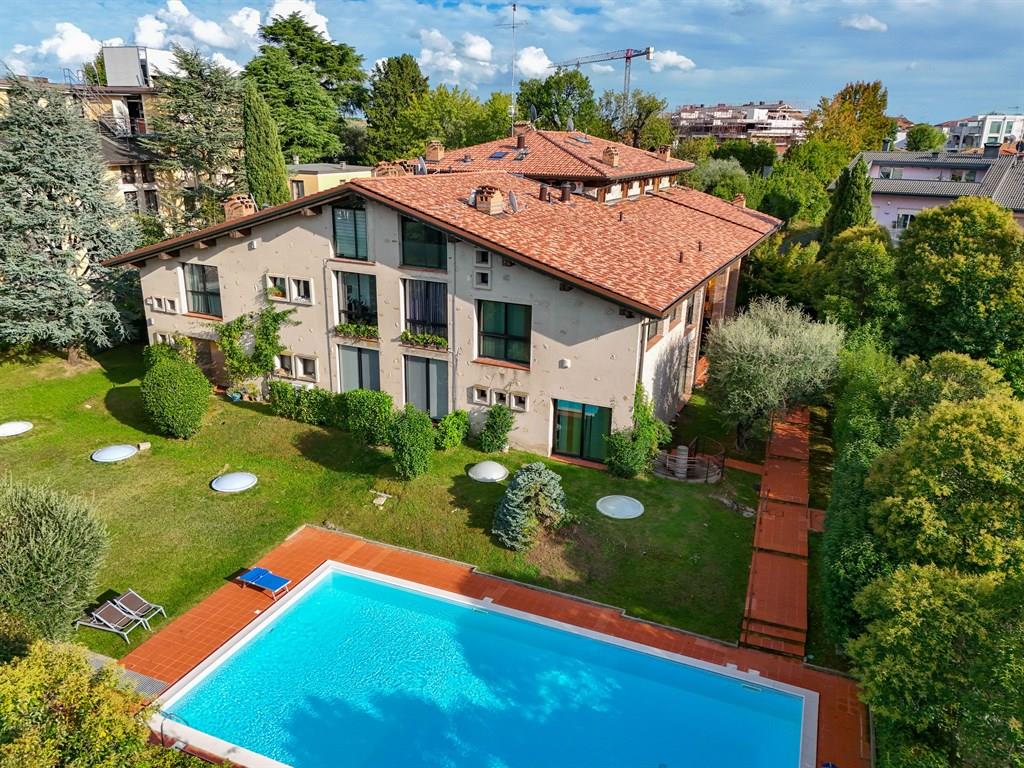 Appartamento tre letto in residence con piscina a Desenzano del Garda