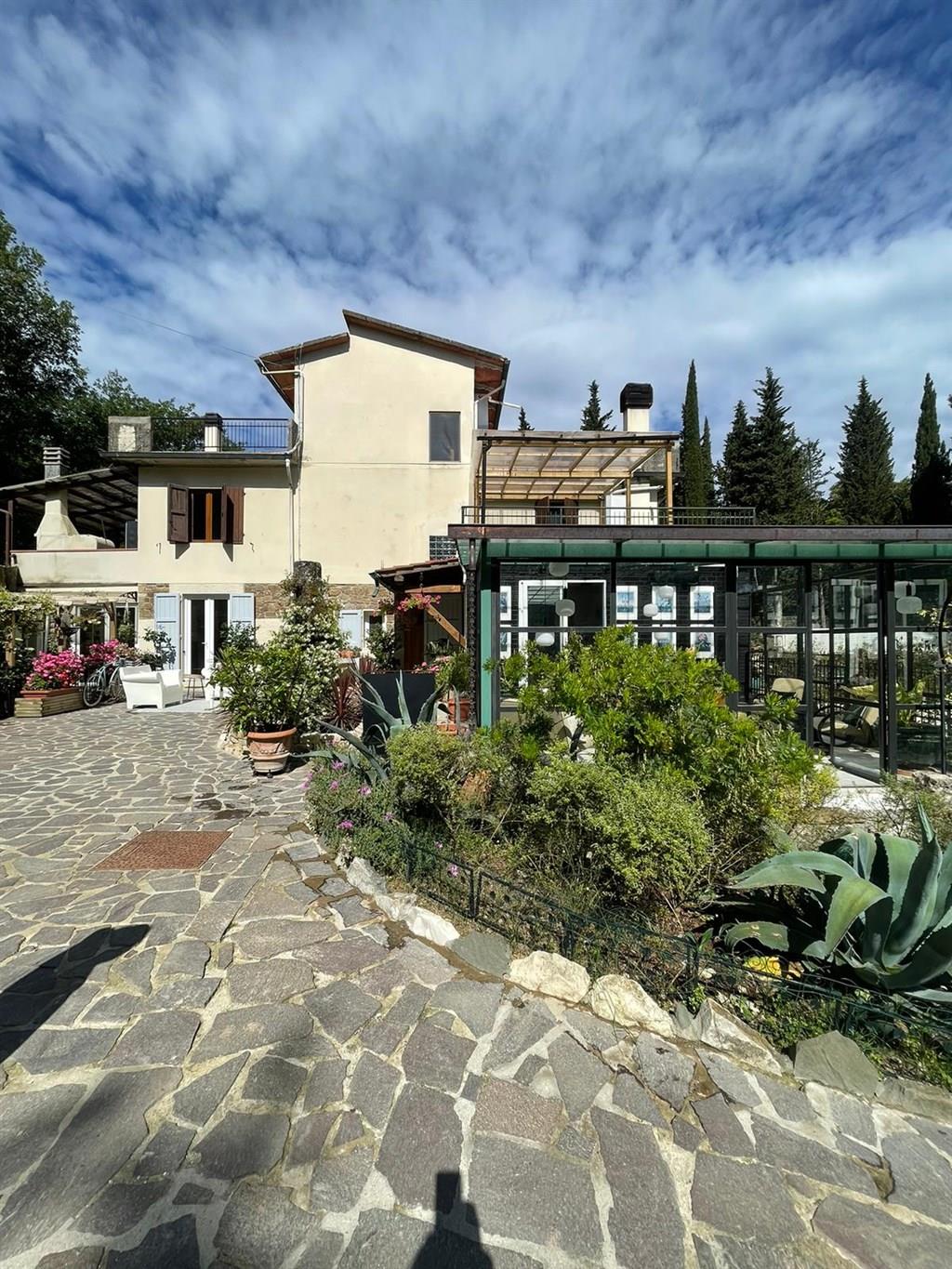 VILLA VENDESI COLLINE DI FIRENZE IMMERSA NEL VERDE