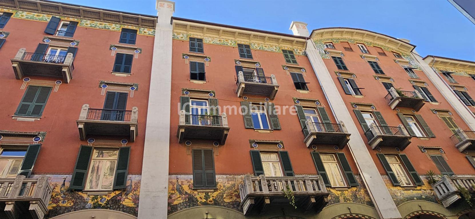 Savona in uno di palazzi più prestigiosi del centro cittadino grande appartamento 190 mq. ultimo piano