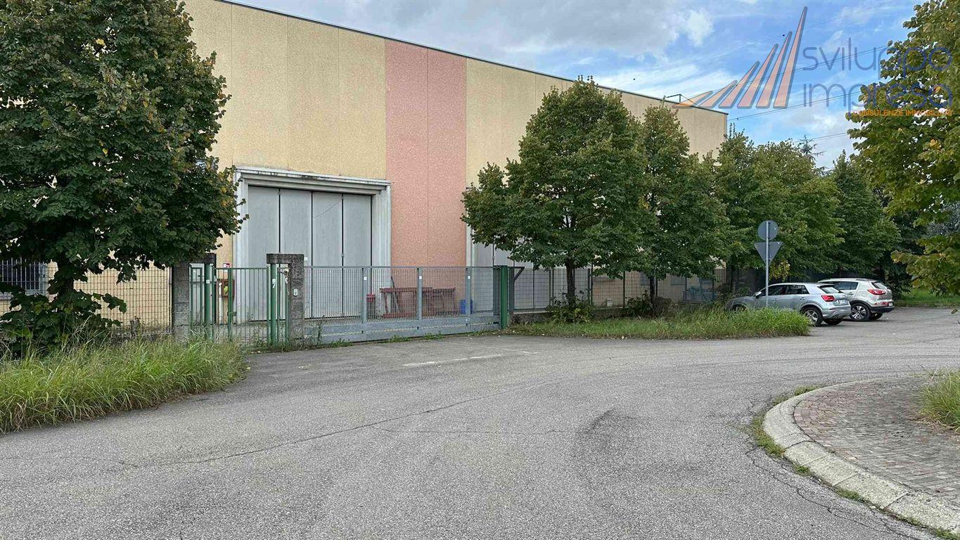 CAPANNONE CON CORTILE IN VENDITA A DESIO