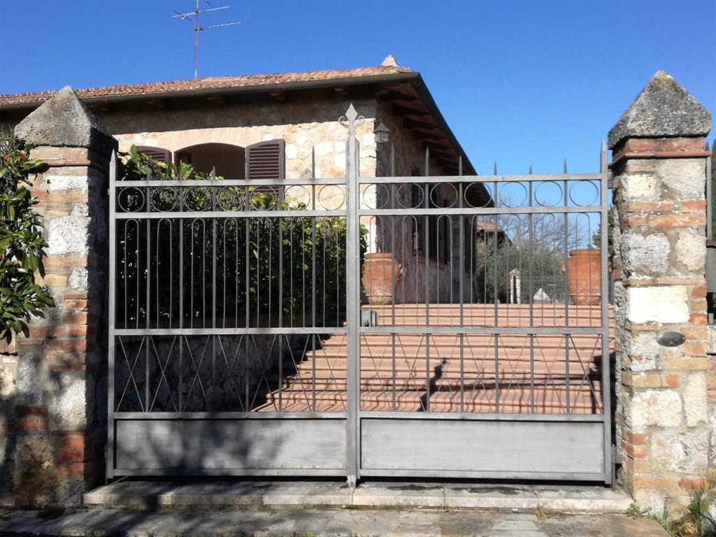 SOVICILLE (SI). Villetta con giardino e garage
