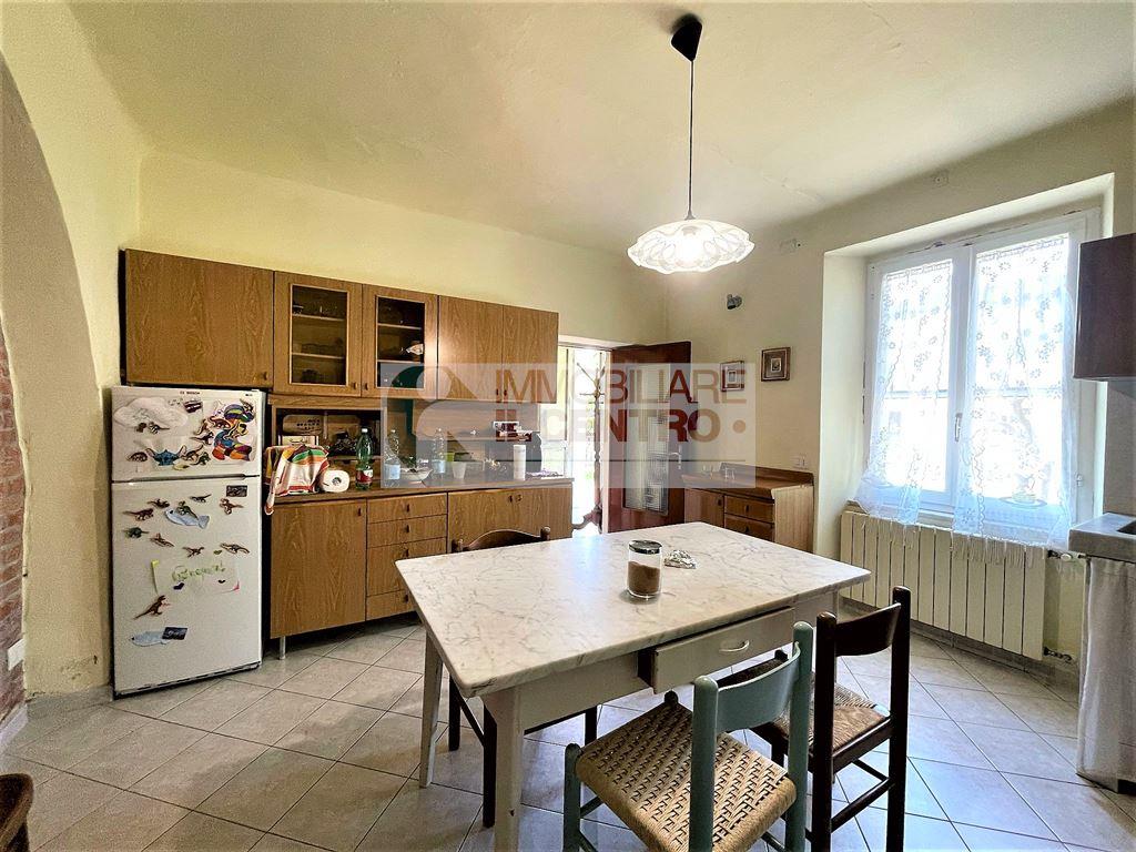 Casa semindipendente con giardino.