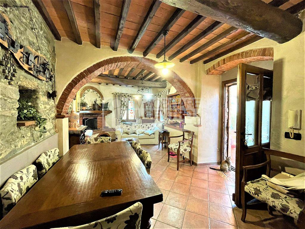 Semindipendente su più livelli e con corte esterna.