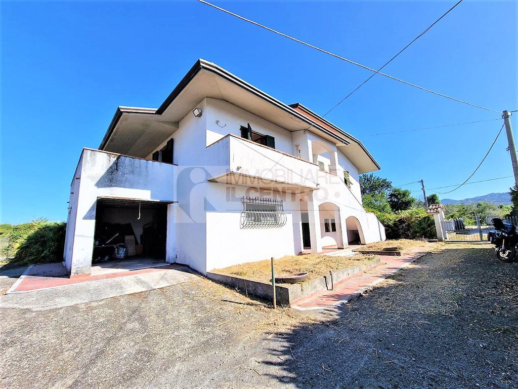 CASA INDIPENDENTE CON AMPIE CANTINE E GIARDINO