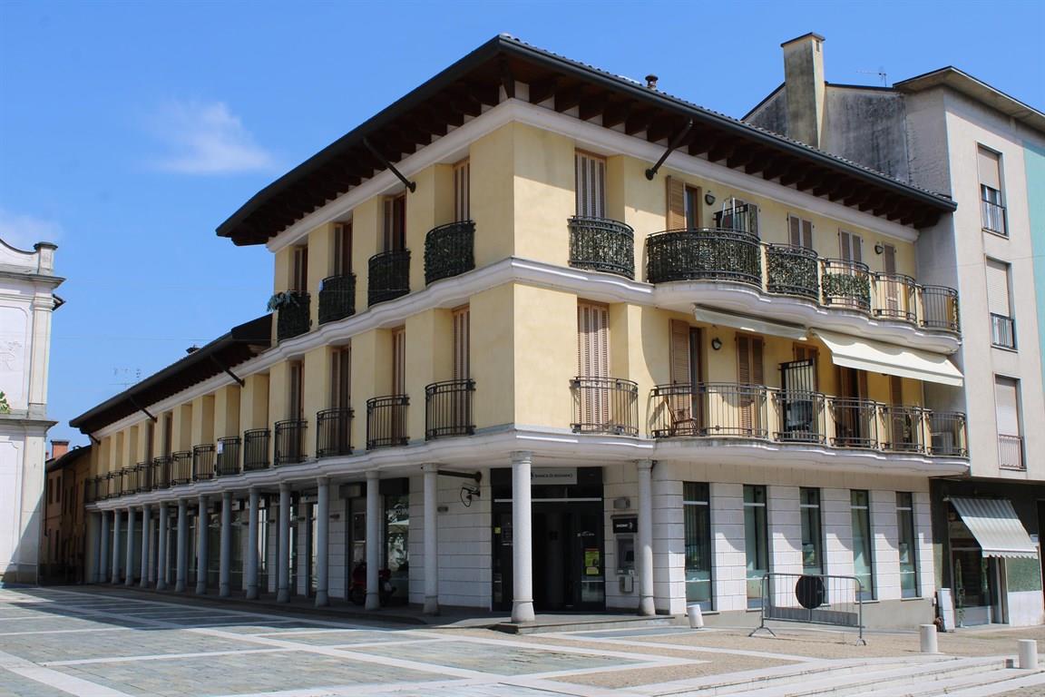 Appartamento sviluppato su due livelli in piazza a Canegrate