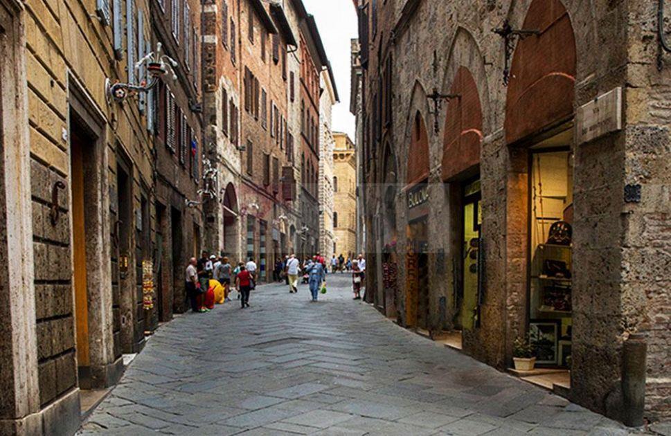 SIENA, CENTRALISSIMO. Ufficio a piano terra con vetrina