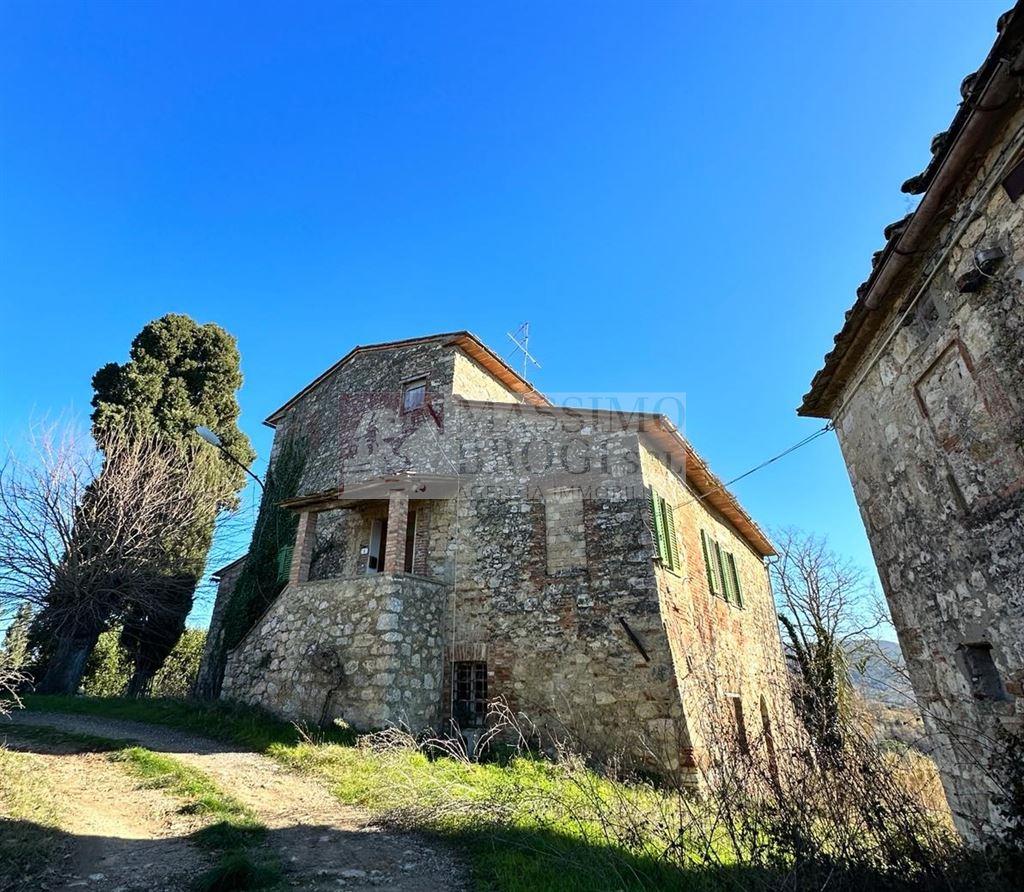 MONTERIGGIONI. Compendio immobiliare da ristrutturare