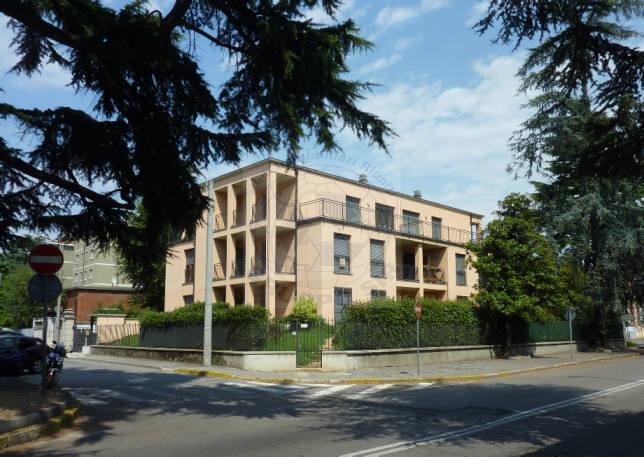 VILLASANTA centro - appartamento di tre locali con ampi spazi esterni e box