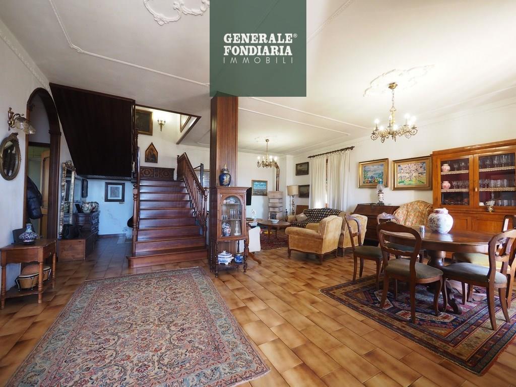 AFFASCINANTE VILLA INDIPENDENTE ANNI ‘70 CON VISTA APERTA