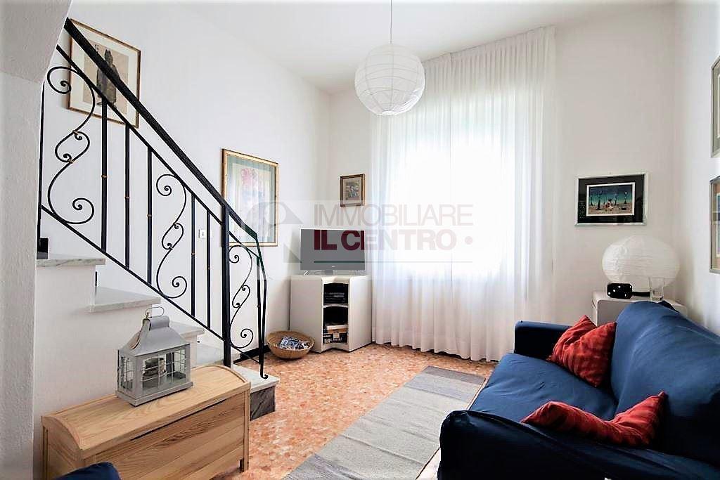 Terratetto con piccola corte esterna.