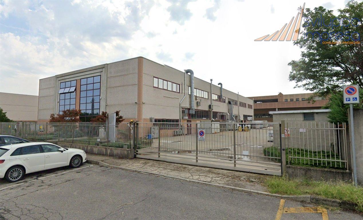 CAPANNONE CON UFFICI E AMPIO CORTILE IN VENDITA A VANZAGO