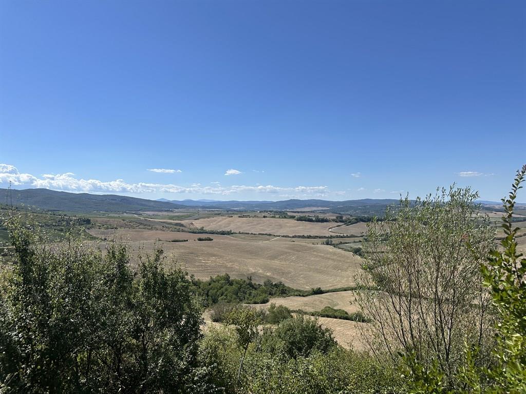 MONTALCINO (VALDORCIA). Azienda agricola di oltre 30 ha e agriturismo