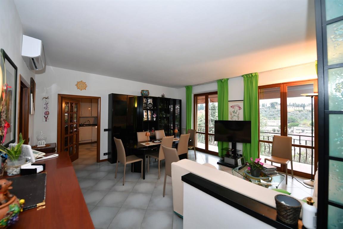 A pochi passi da Piazza Amendola, appartamento su due piani con due posti auto, garage e cantina