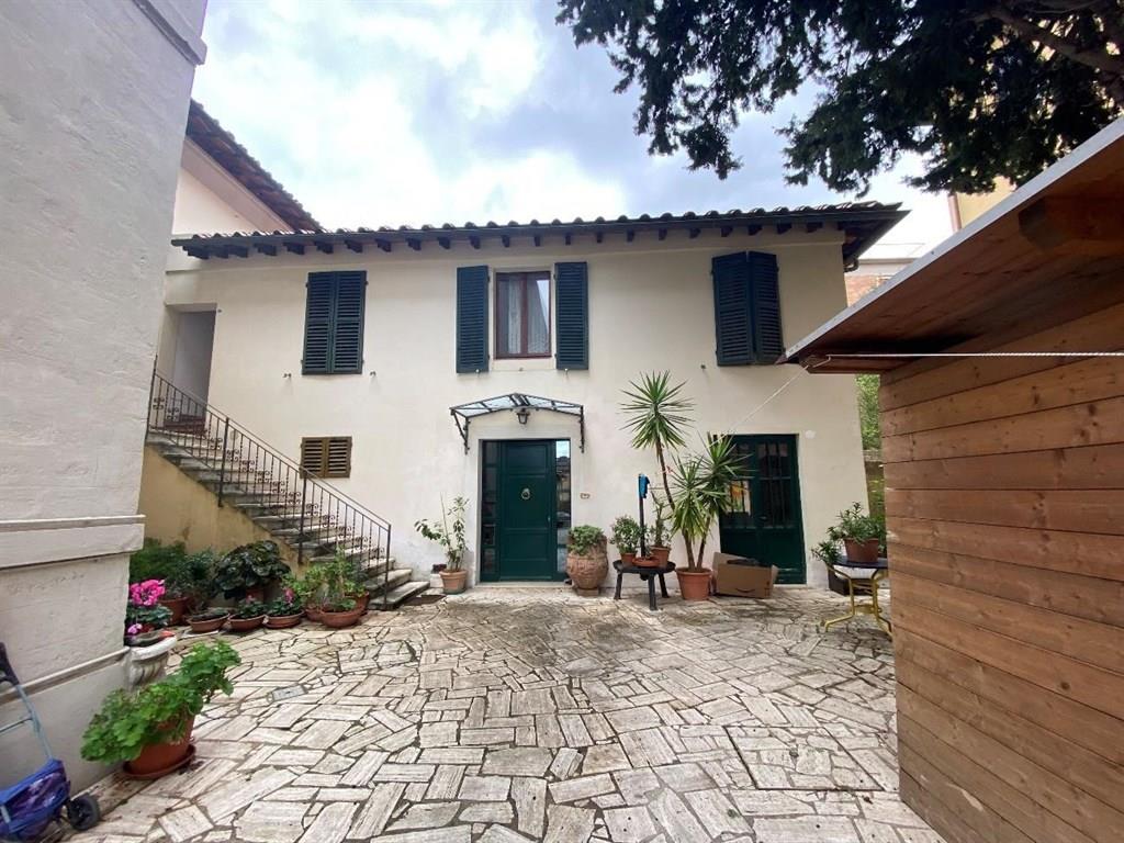 SIENA CENTRO: PORTA CAMOLLIA. Elegante appartamento di circa 200 mq