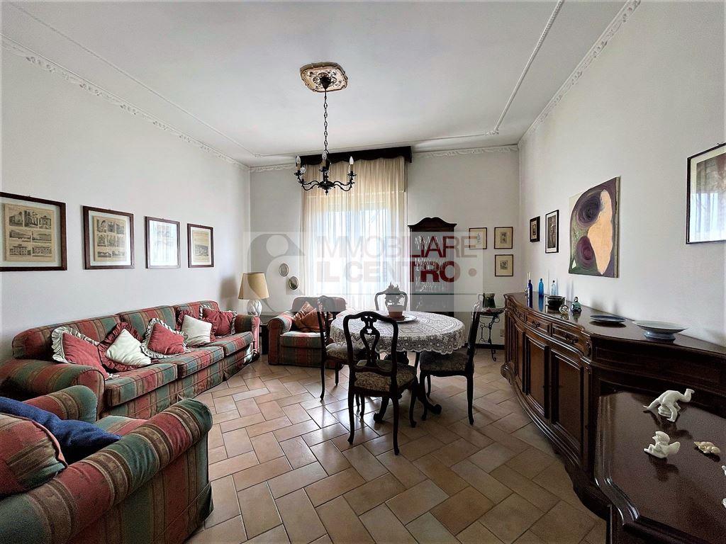 Appartamento in centro con 3 camere.