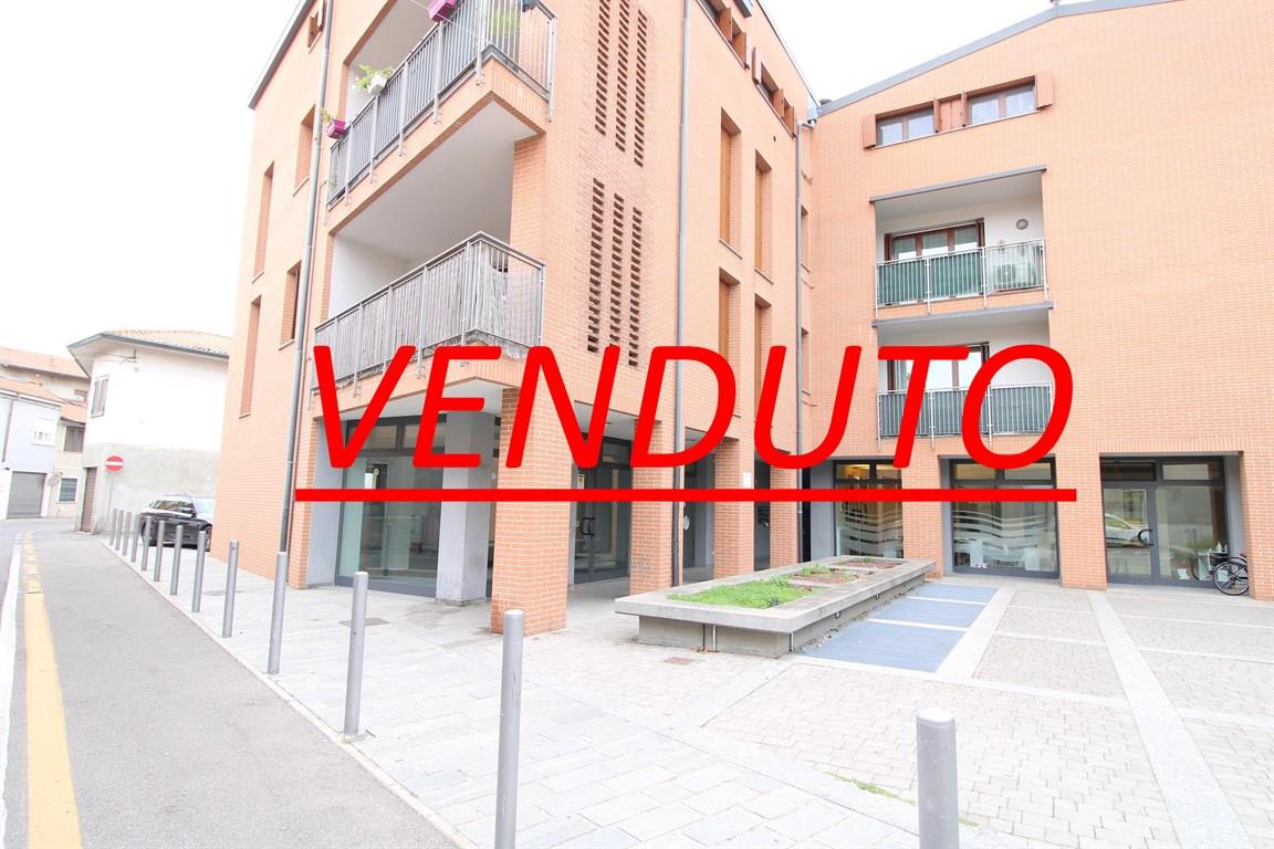 Ampio negozio libero subito