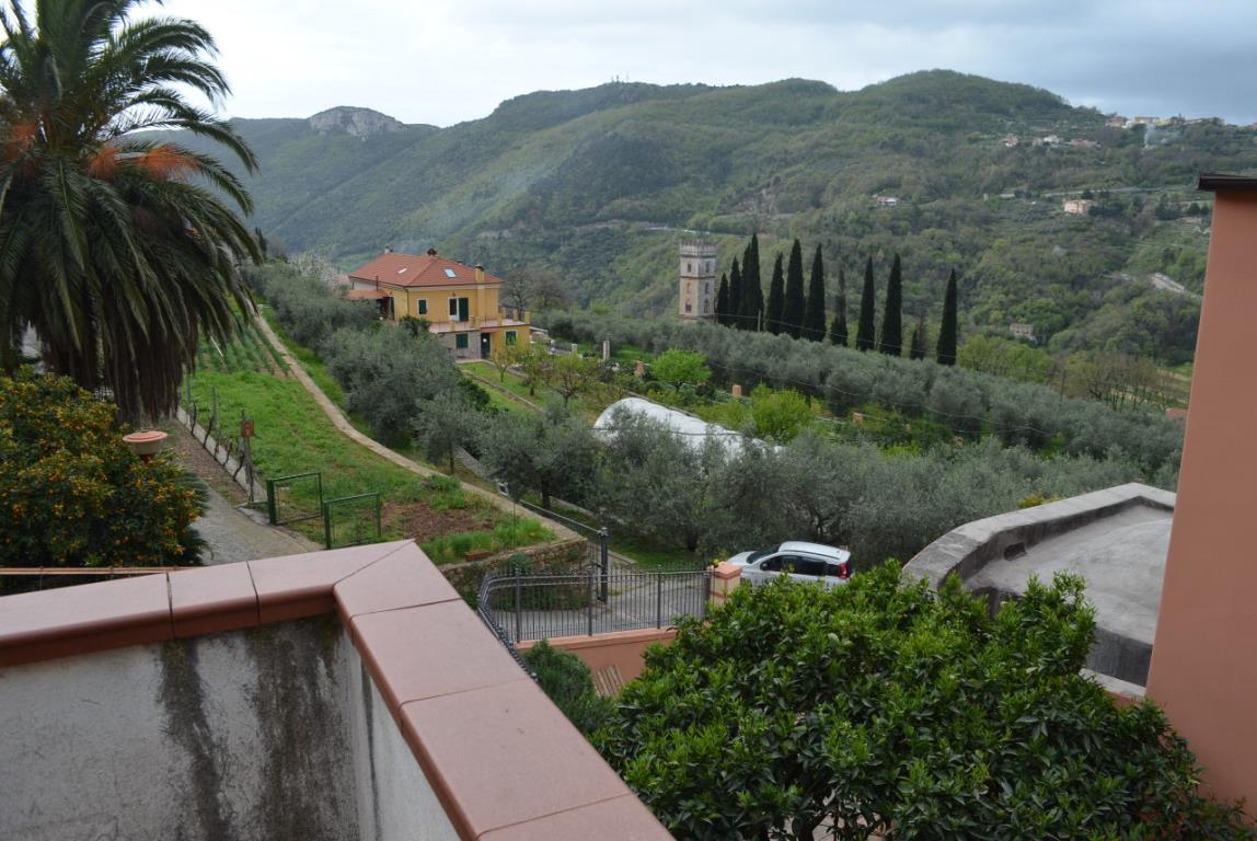 Ampio appartamento termoautonomo con tre camere da letto, due bagni, terrazzi, e posto auto.