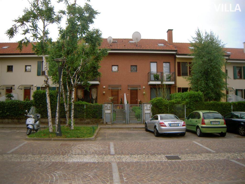 Ampia villa a schiera ristrutturata.