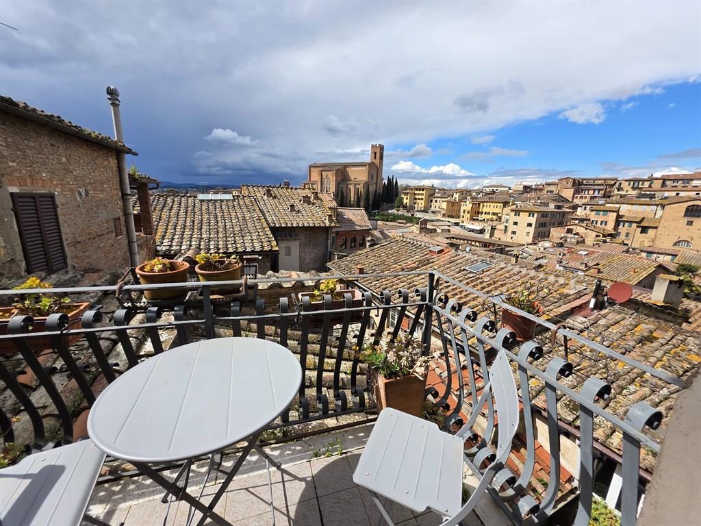 SIENA: PIAZZA INDIPENDENZA. Appartamento panoramico con balcone