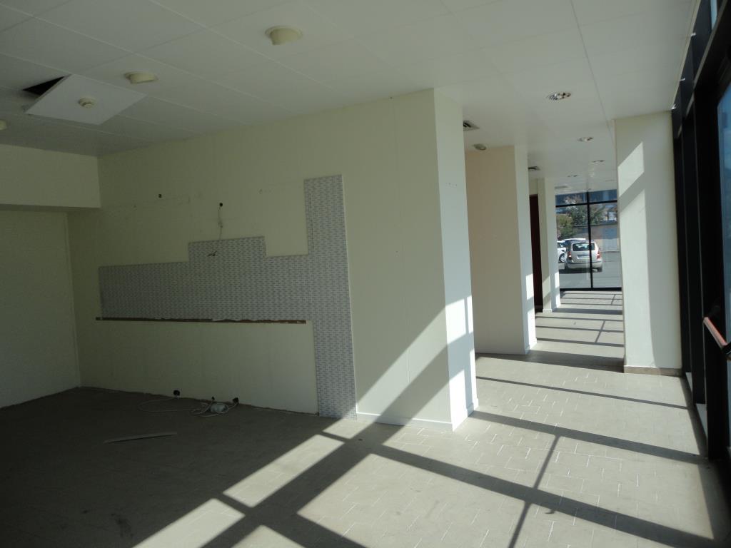 Fondo commerciale con vetrine