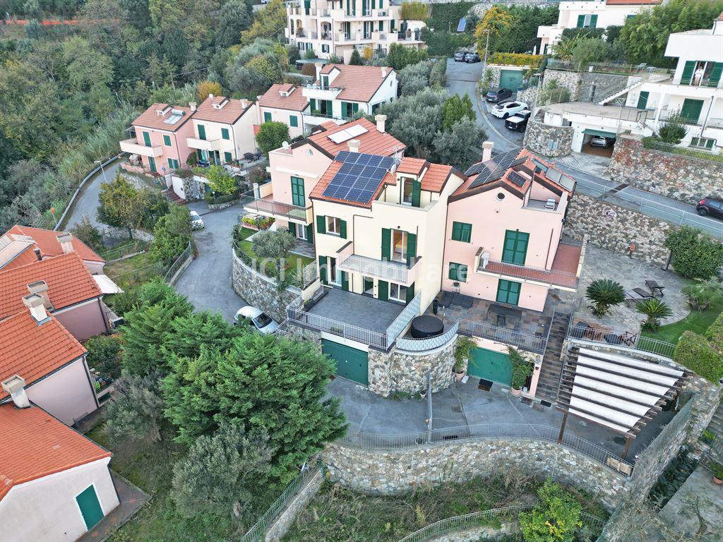 Albissola Marina villa a schiera su più livelli ottime finiture grande terrazzo vista mare, giardino, box.