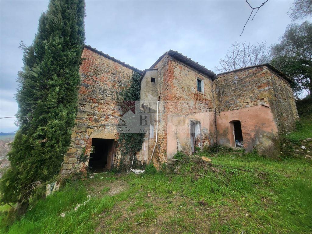 MONTERIGGIONI. Casa colonica da ristrutturare a soli 2 km da Monteriggioni