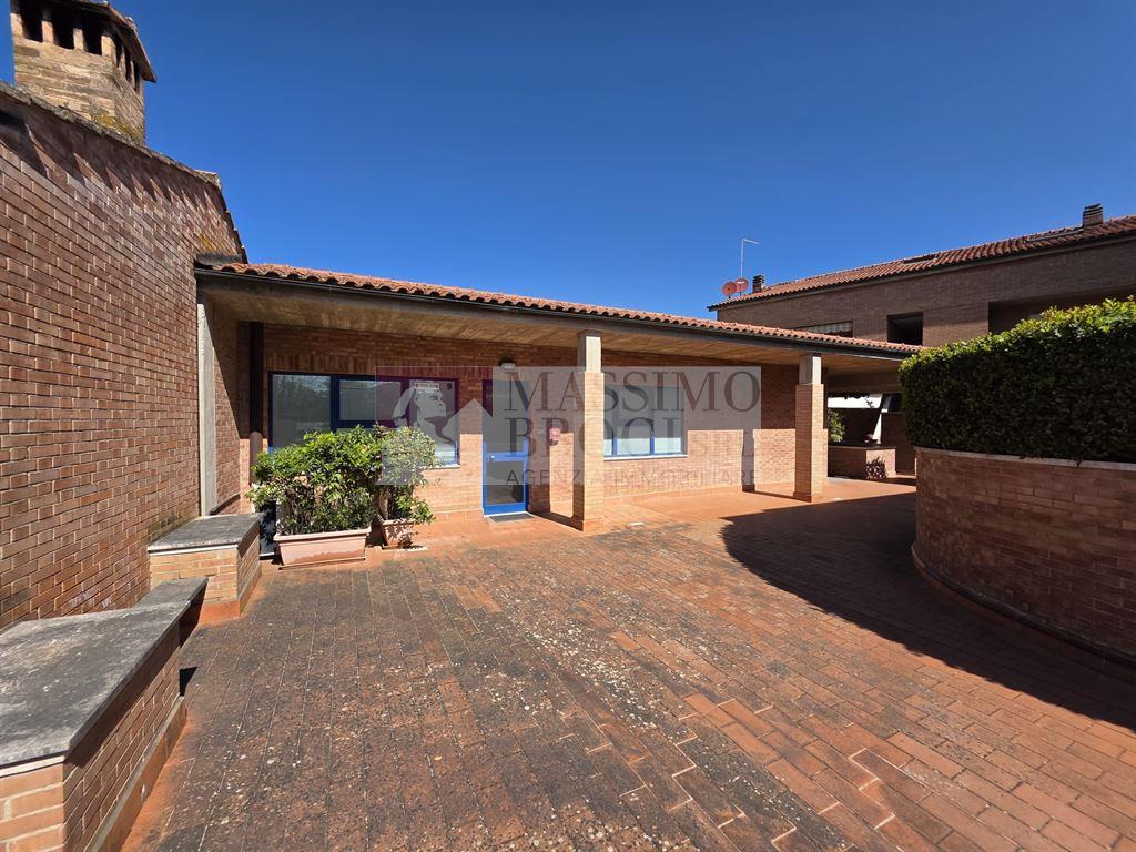 SIENA, SCACCIAPENSIERI. VENDESI ufficio uso ambulatorio di 125 mq