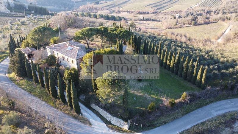 CHIANTI: PODERE IN POSIZIONE PANORAMICA, CON 7 HA DI TERRENO