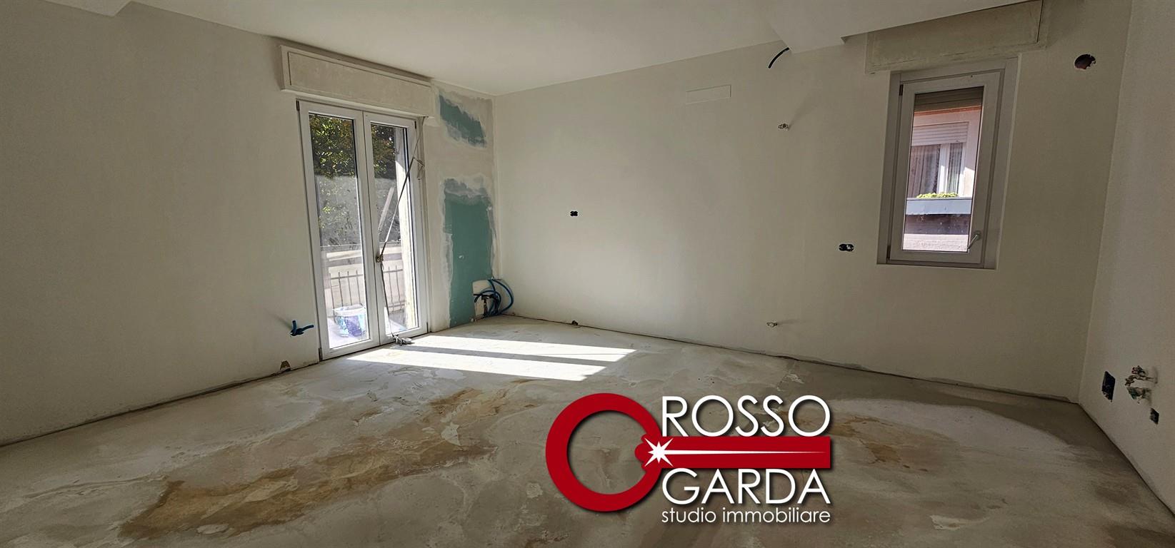 Ristrutturazione in corso per Appartamento trilocale con garage in vendita a Desenzano del Garda comodo ai servizi