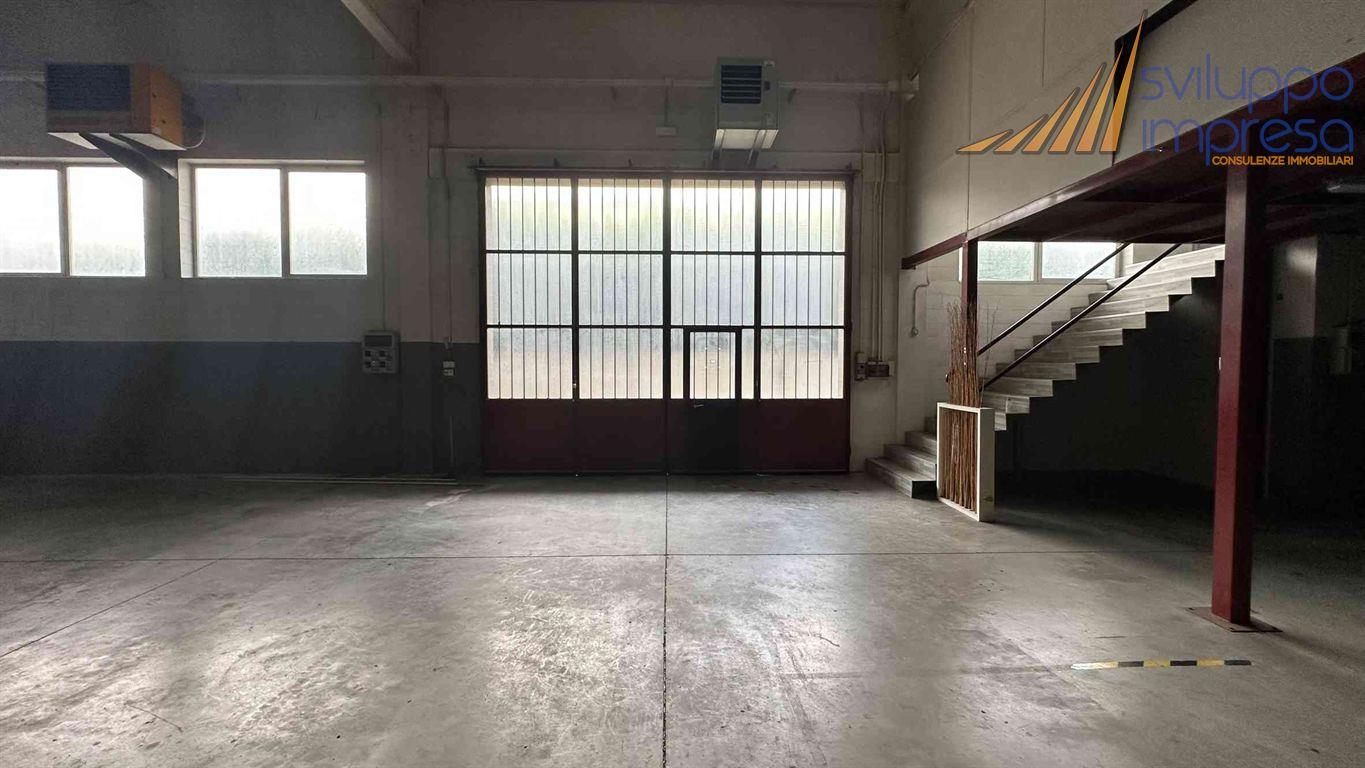 CAPANNONE CON UFFICI E CORTILE PRIVATO IN VENDITA A LISSONE