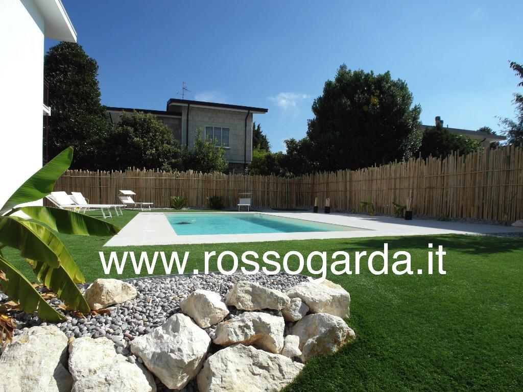 Residence di 4 appartamenti con Piscina e Vista Lago in Vendita a Desenzano ideale B&B o affitti brevi.
