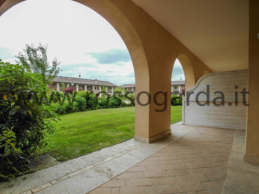 Grande monolocale con bellissimo loggiato e giardino ad uso esclusivo in vendita nel golf vicino a Desenzano del Garda