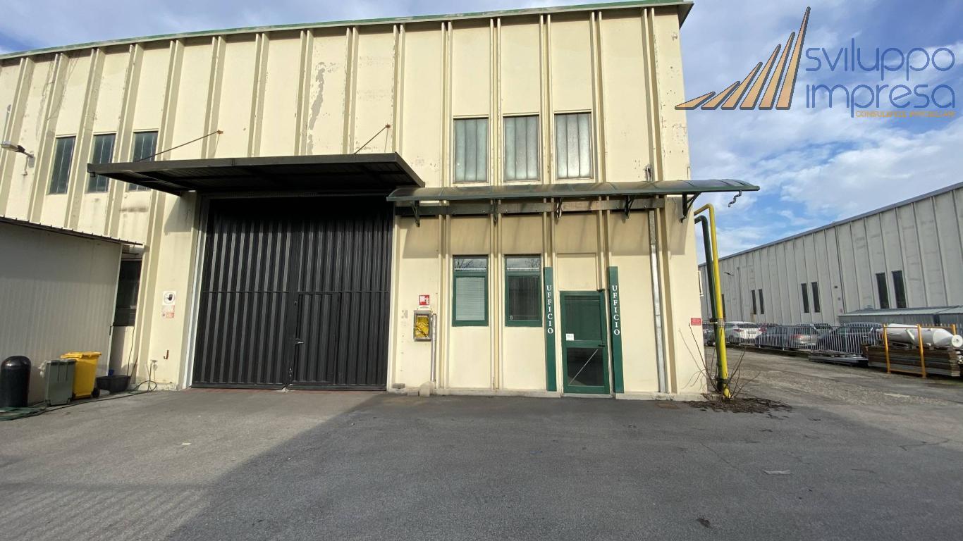 CAPANNONE CON UFFICIO E CORTILE IN AFFITTO A VEDANO AL LAMBRO