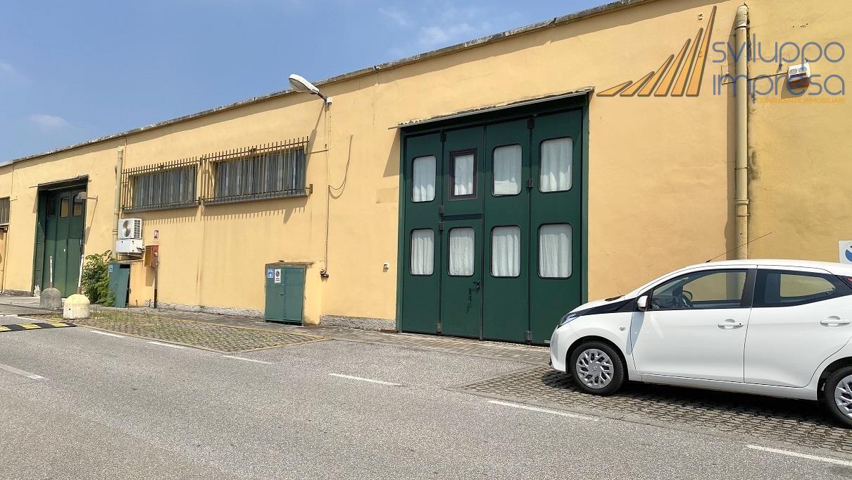 CAPANNONE CON UFFICI IN AFFITTO A MONZA