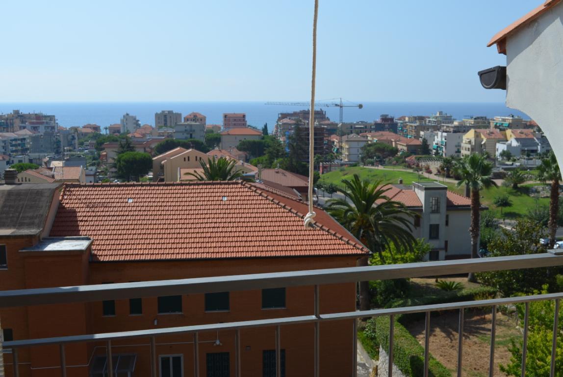 Appartamento con balcone vista mare, box doppio, e posto auto coperto.