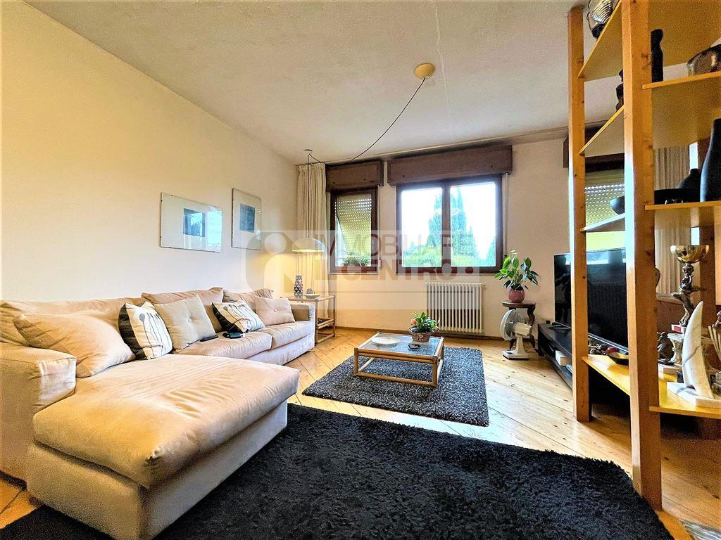 Appartamento piano primo con tre camere.