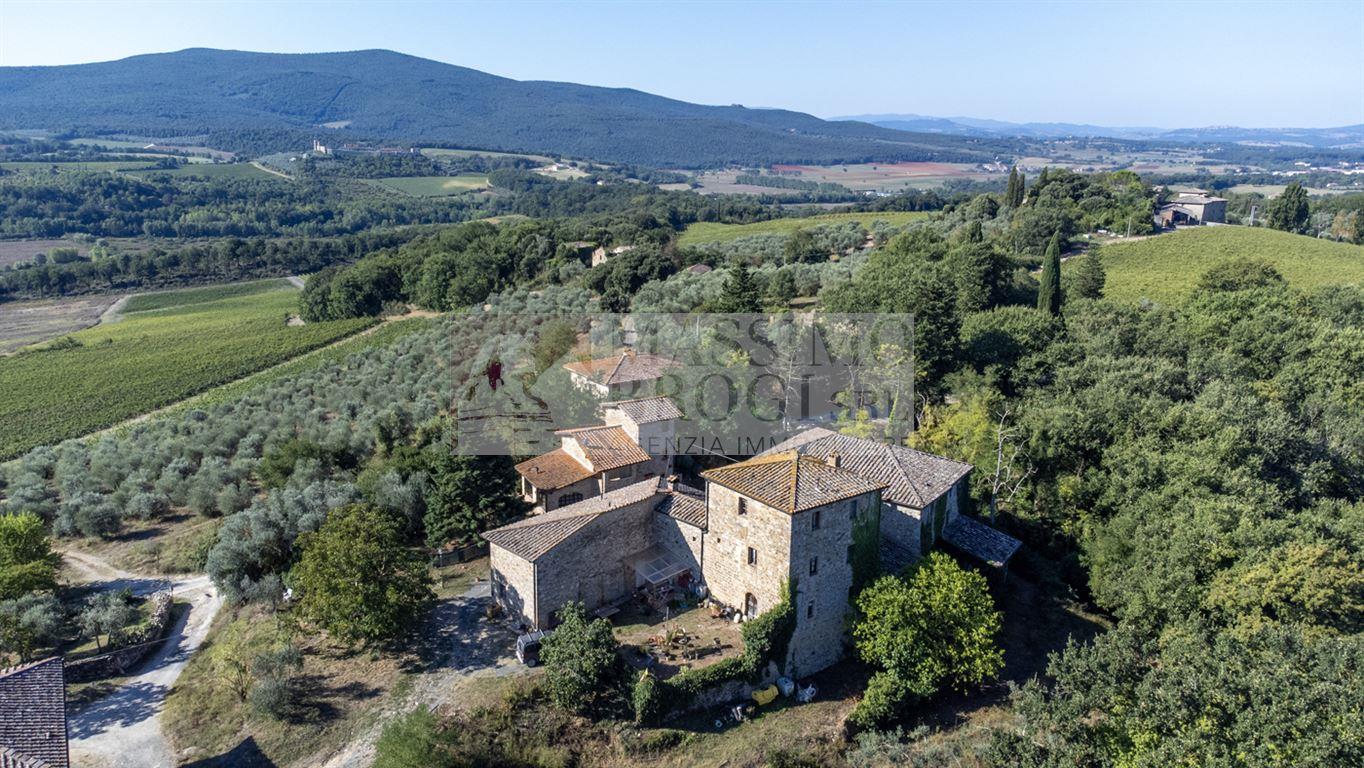 CHIANTI. Compendio immobiliare con terreno in posizione dominante