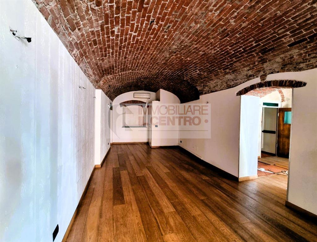 Fondo commerciale  con canna fumaria in centro storico