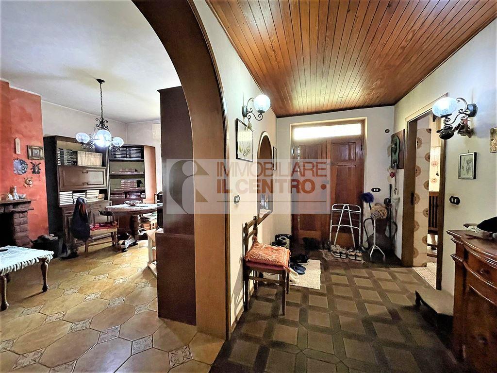 Semindipendente con cantina e grande giradino.