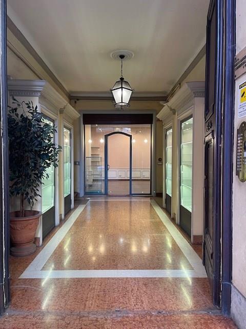 AFFITTASI NEGOZIO - STRADA MAGGIORE (BO)
