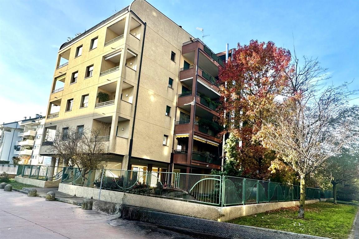 Monza Triante, vendesi ampio appartamento con ampio terrazzo  e box