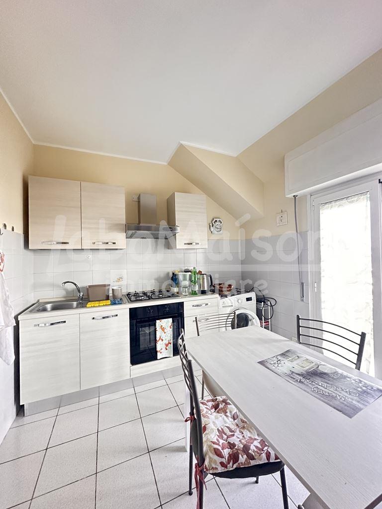 GAVIRATE bilocale vista lago