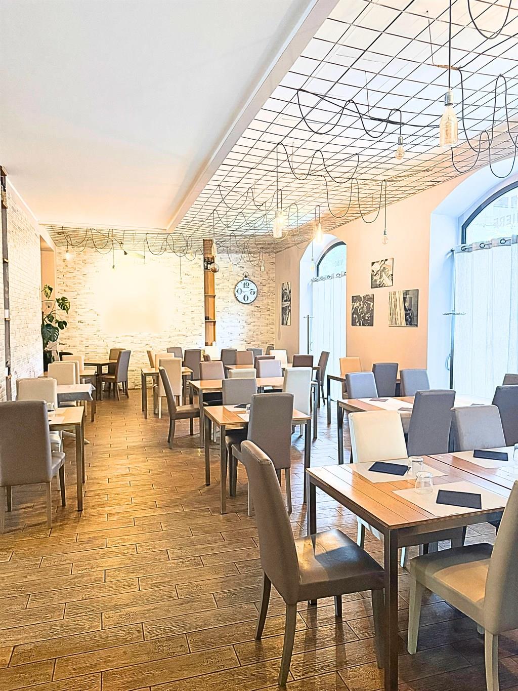 NEGOZIO ARREDATO E PREDISPOSTO PER RISTORANTE