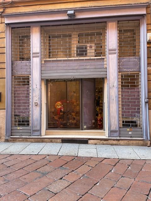 AFFITTASI NEGOZIO - VIA OBERDAN (BO)