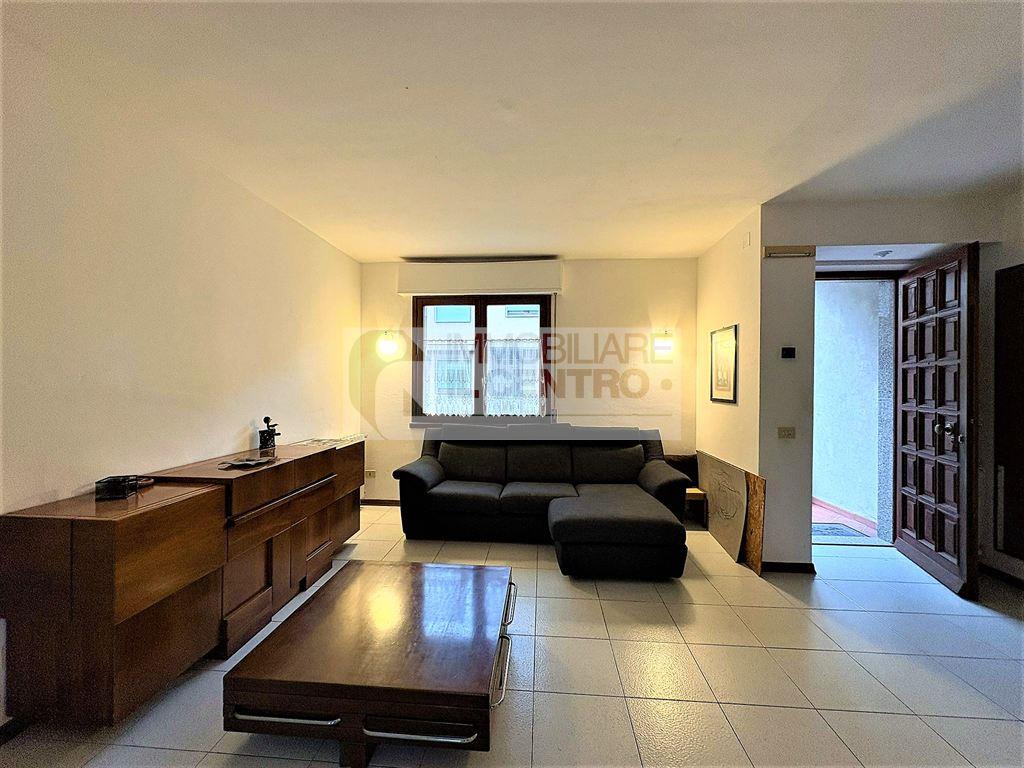 Semindipendente con giardino e cantina.