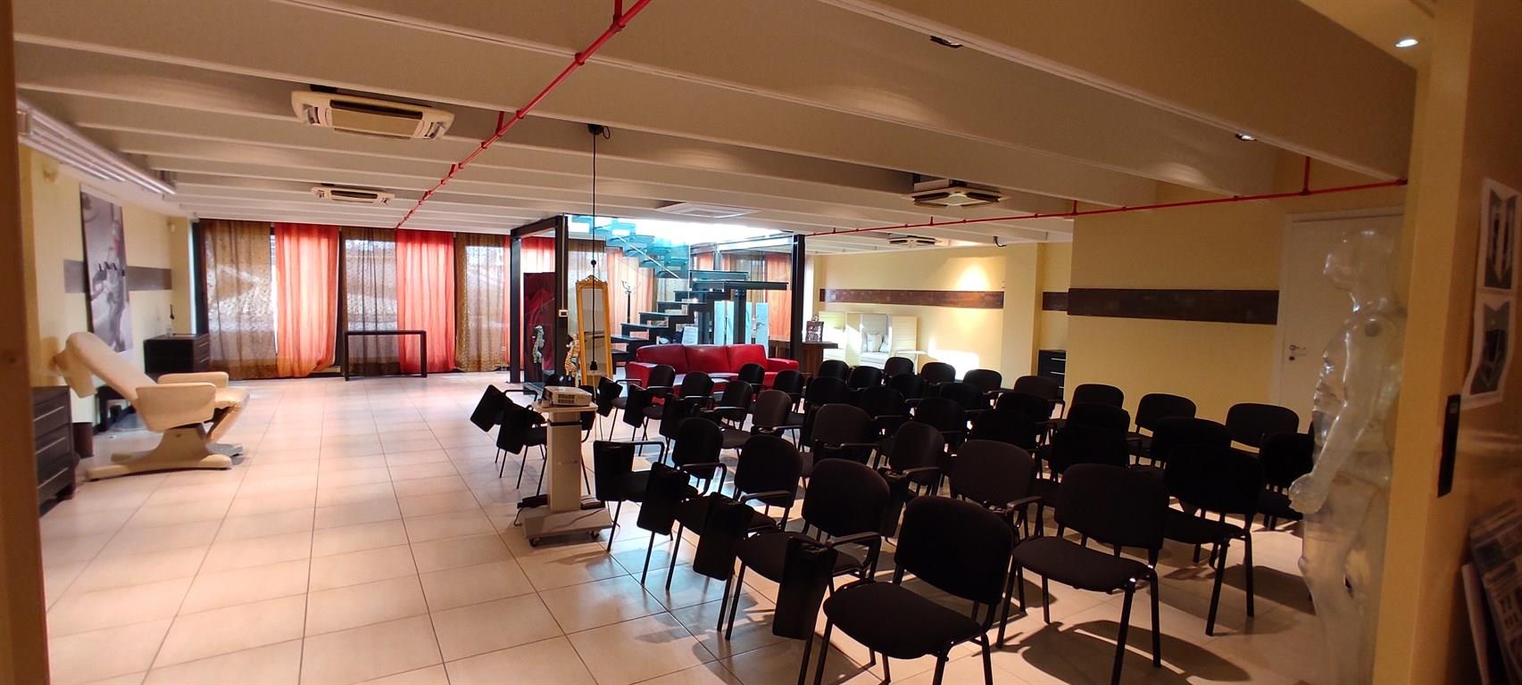 VENDESI UFFICIO/SHOWROOM 230 MQ CENTERGROSS