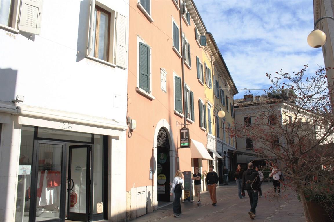 Prestigioso bilocale in centro storico a Desenzano del Garda