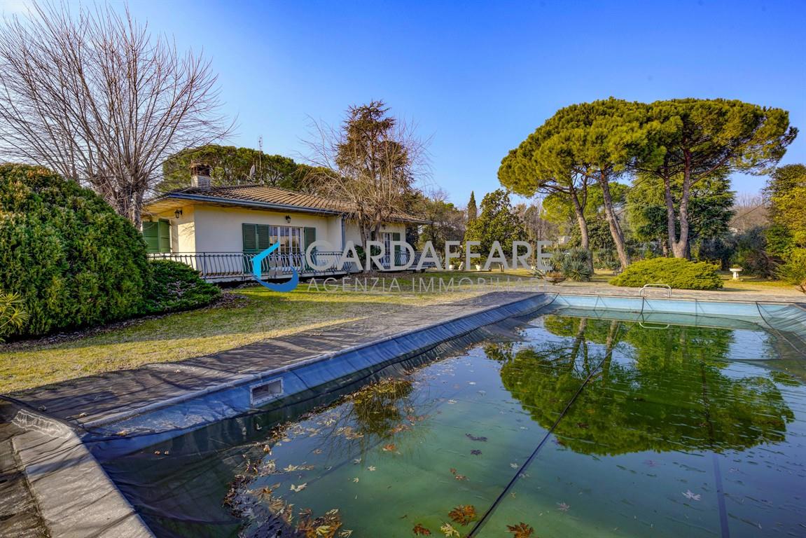 VILLA CON AMPIO PARCO E PISCINA A POCHI METRI DAL LAGO A MANERBA DEL GARDA